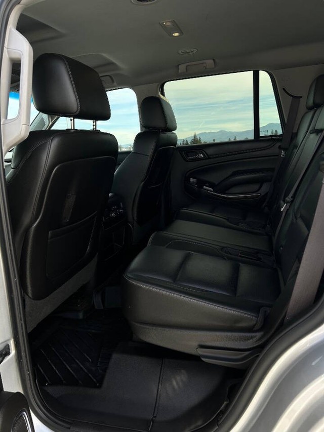 GMC Yukon Vehicle Full-screen Gallery Image 12