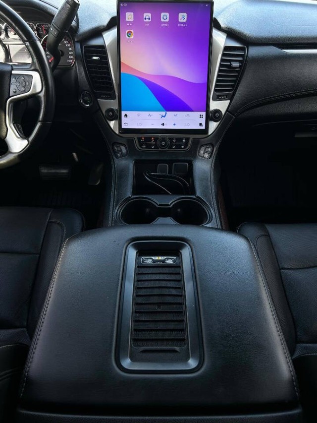 GMC Yukon Vehicle Full-screen Gallery Image 15