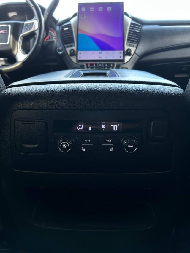 GMC Yukon Vehicle Full-screen Gallery Image 16