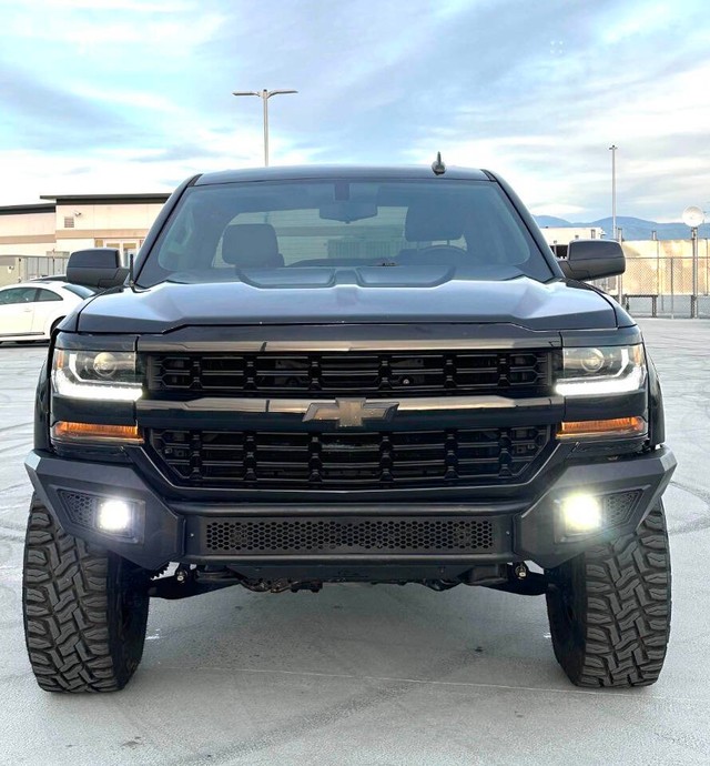 Chevrolet Silverado 1500 Vehicle Full-screen Gallery Image 02