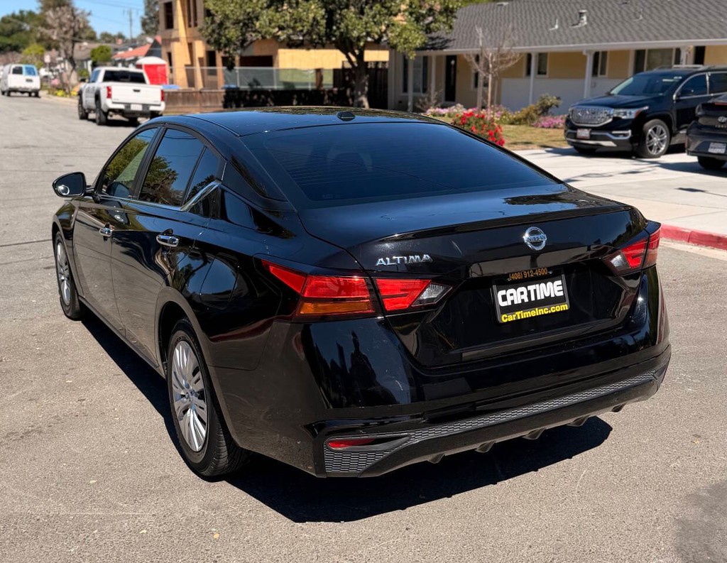 Nissan Altima Vehicle Full-screen Gallery Image 02