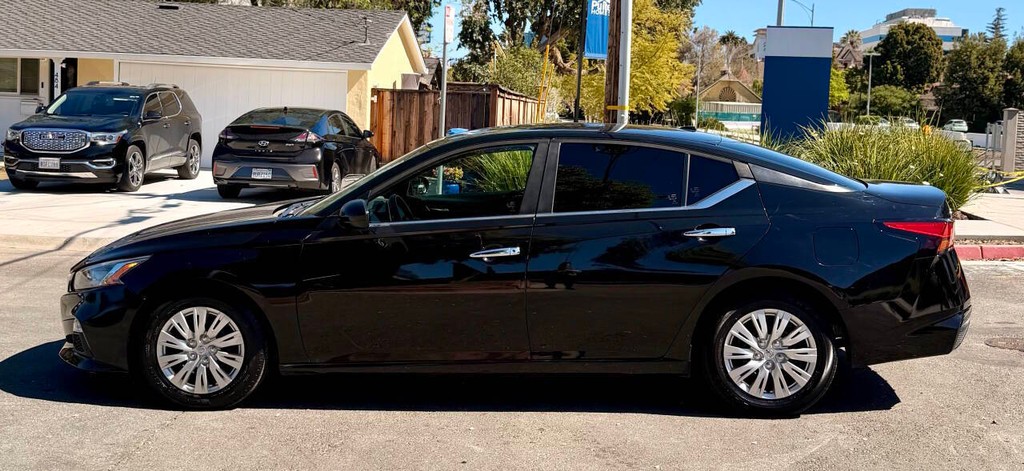 Nissan Altima Vehicle Full-screen Gallery Image 05