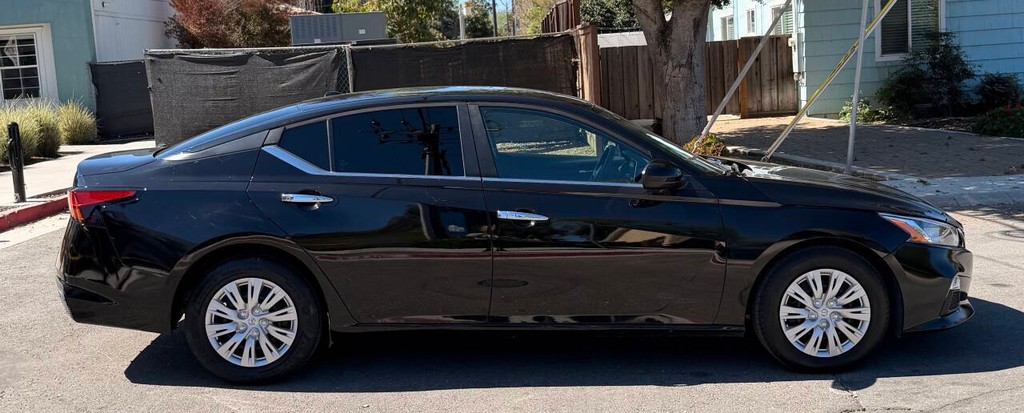 Nissan Altima Vehicle Full-screen Gallery Image 06