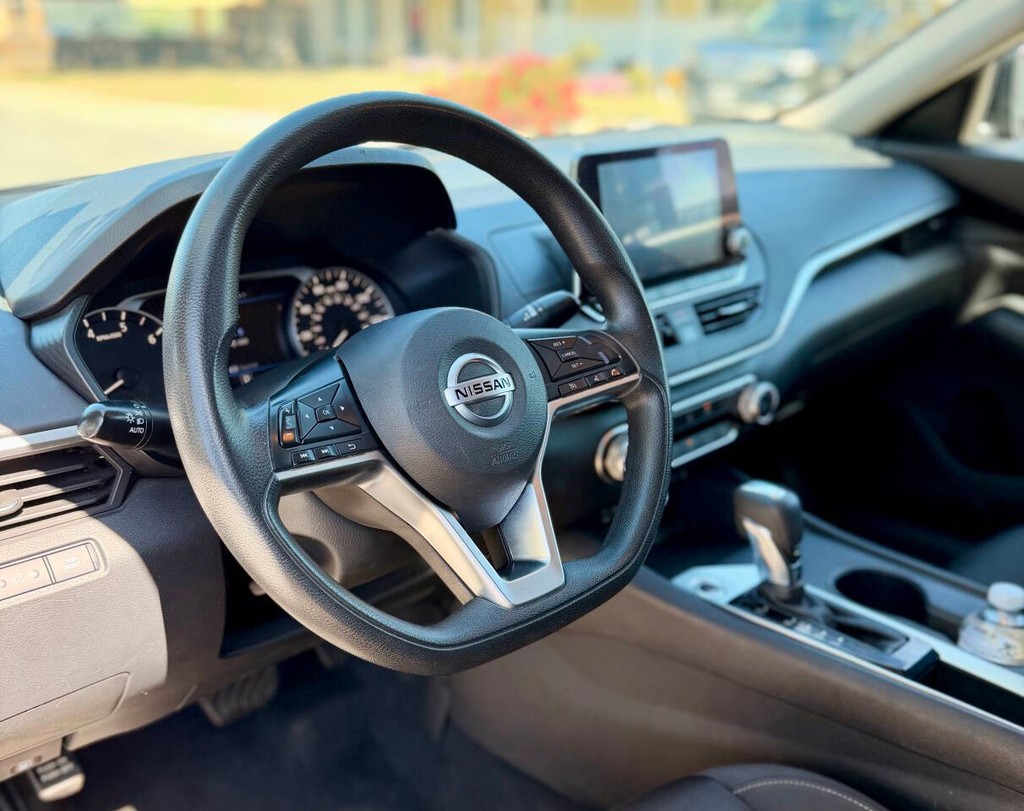 Nissan Altima Vehicle Full-screen Gallery Image 08