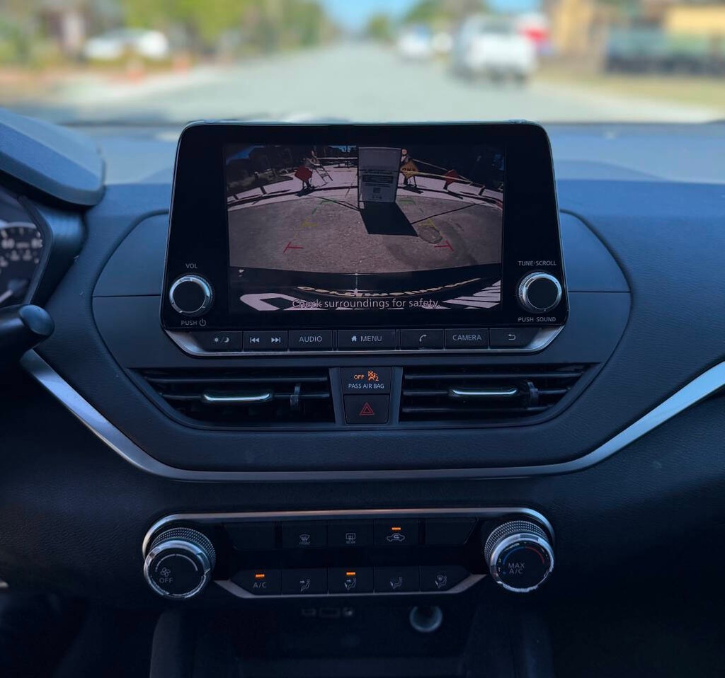 Nissan Altima Vehicle Full-screen Gallery Image 12