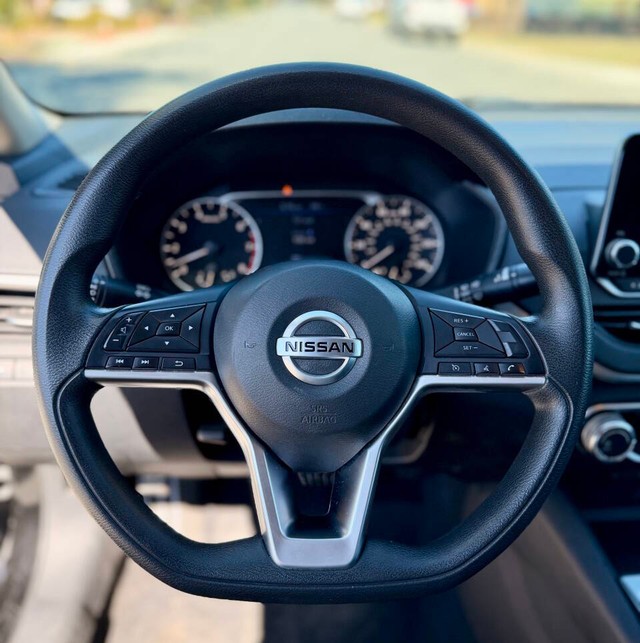 Nissan Altima Vehicle Full-screen Gallery Image 07