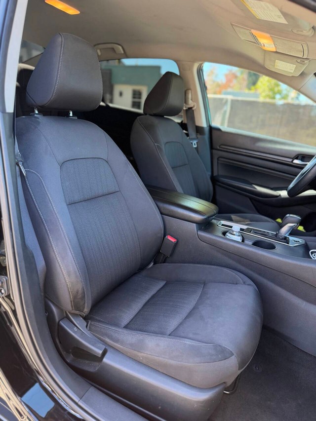 Nissan Altima Vehicle Full-screen Gallery Image 12