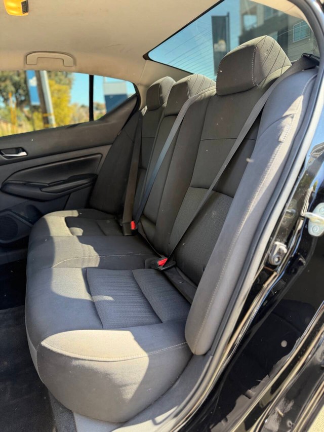 Nissan Altima Vehicle Full-screen Gallery Image 16