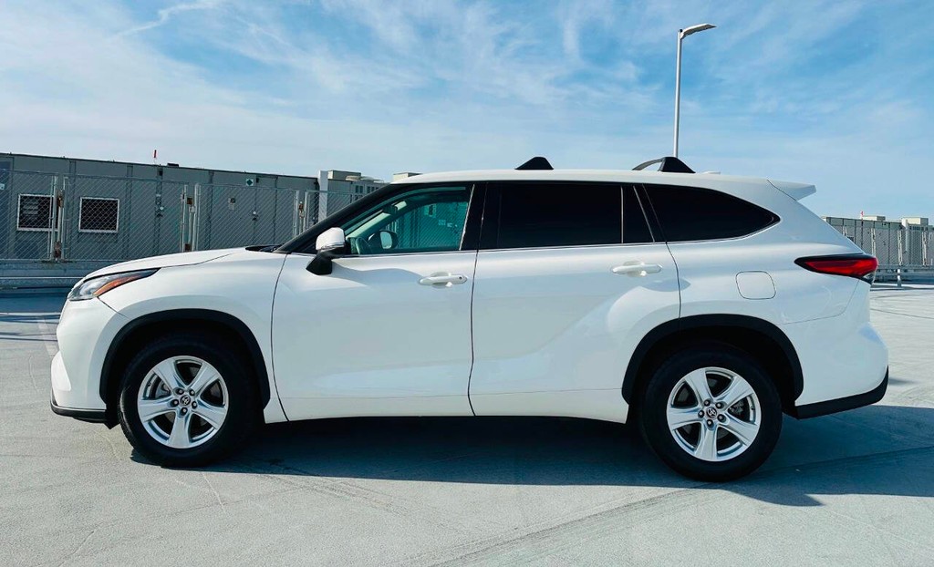 Toyota Highlander Vehicle Full-screen Gallery Image 02