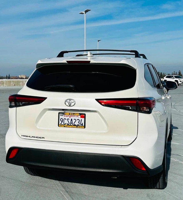 Toyota Highlander Vehicle Full-screen Gallery Image 05