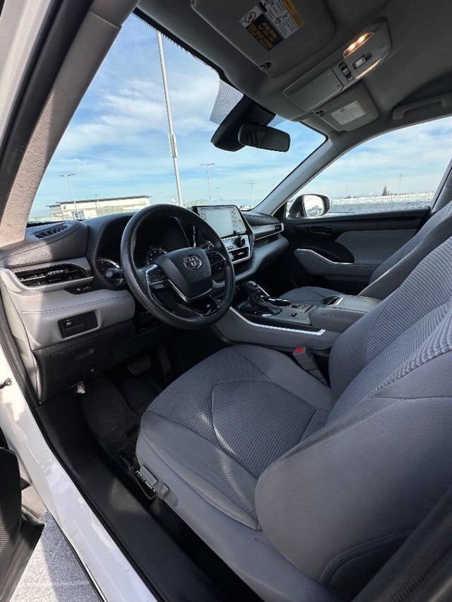 Toyota Highlander Vehicle Full-screen Gallery Image 10