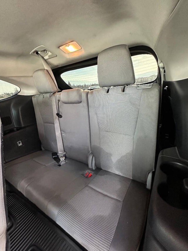 Toyota Highlander Vehicle Full-screen Gallery Image 12