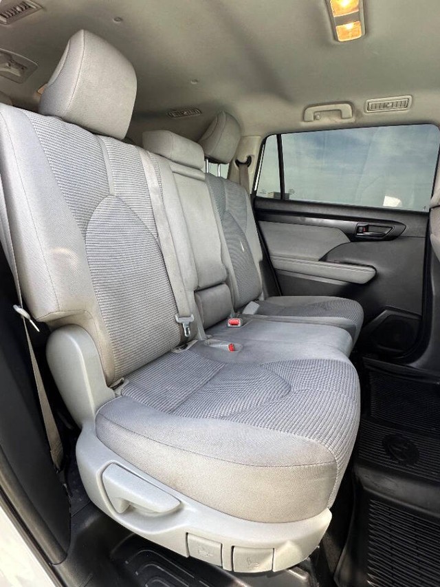 Toyota Highlander Vehicle Full-screen Gallery Image 15