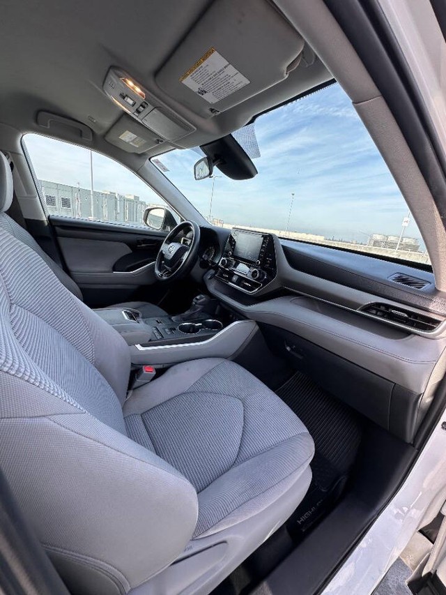 Toyota Highlander Vehicle Full-screen Gallery Image 16