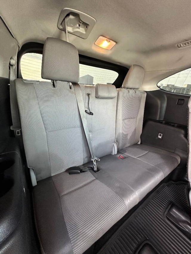 Toyota Highlander Vehicle Full-screen Gallery Image 17