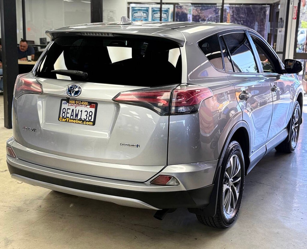 Toyota RAV4 Hybrid Vehicle Full-screen Gallery Image 04