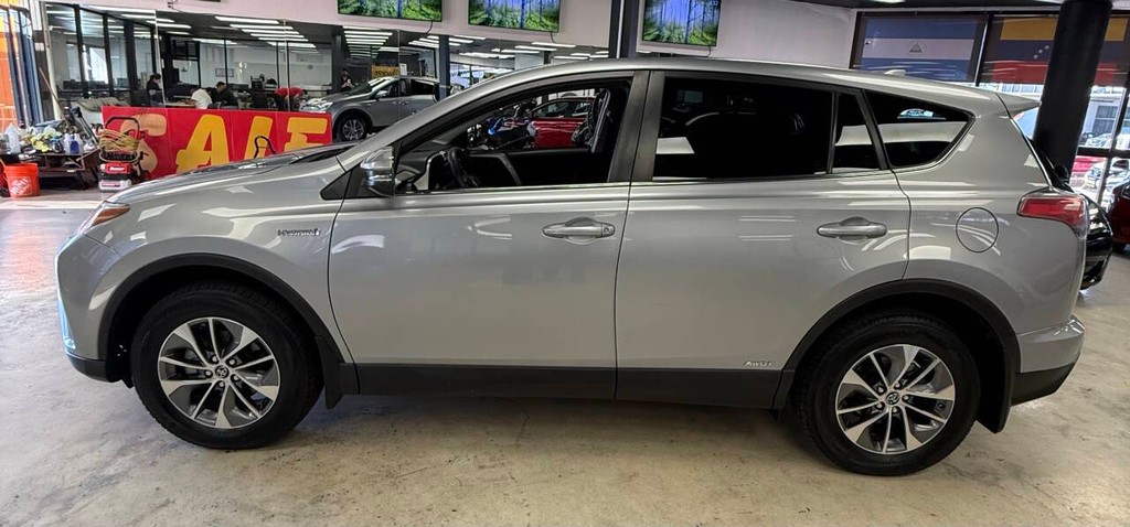 Toyota RAV4 Hybrid Vehicle Full-screen Gallery Image 05