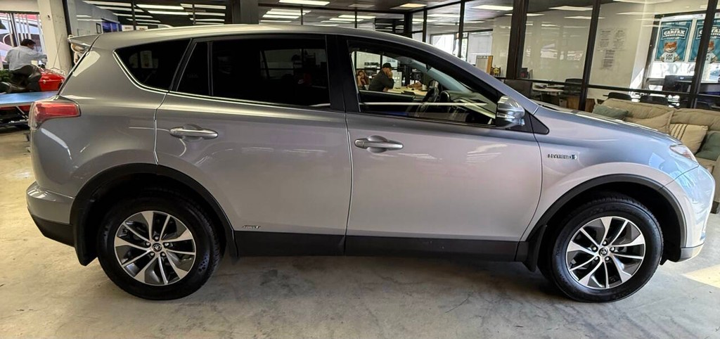 Toyota RAV4 Hybrid Vehicle Full-screen Gallery Image 06