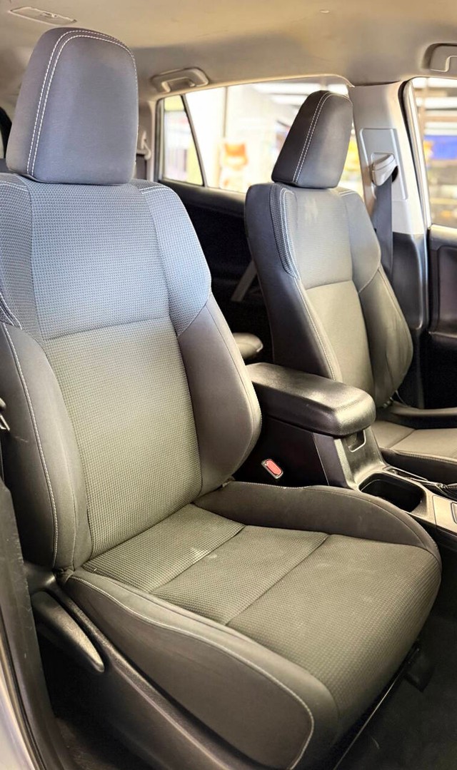 Toyota RAV4 Hybrid Vehicle Full-screen Gallery Image 12