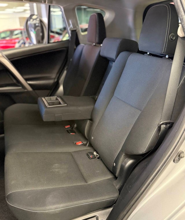 Toyota RAV4 Hybrid Vehicle Full-screen Gallery Image 14