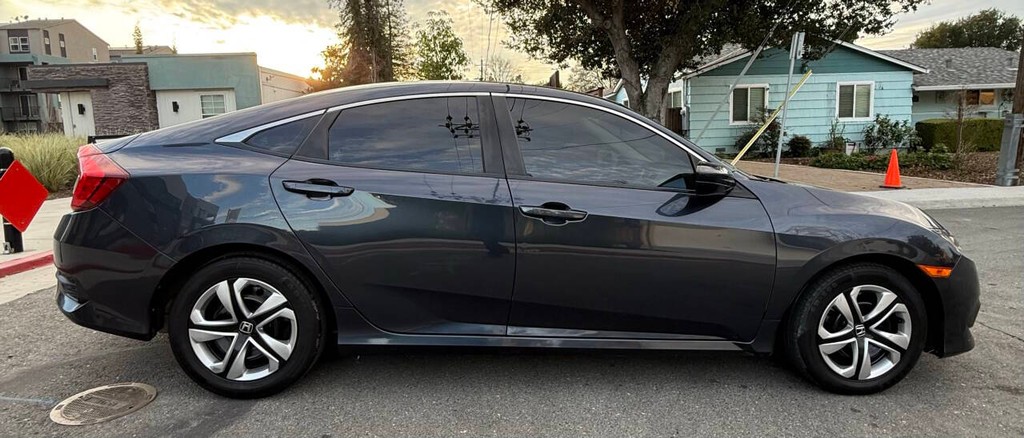 Honda Civic Sedan Vehicle Full-screen Gallery Image 03