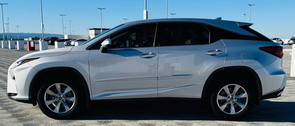 Lexus RX Vehicle Full-screen Gallery Image 05