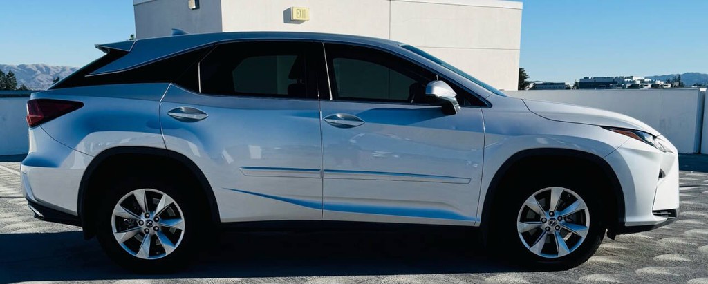 Lexus RX Vehicle Full-screen Gallery Image 06