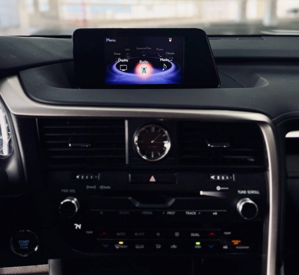 Lexus RX Vehicle Full-screen Gallery Image 14