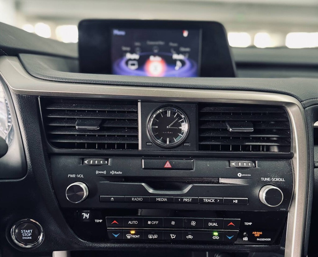 Lexus RX Vehicle Full-screen Gallery Image 16