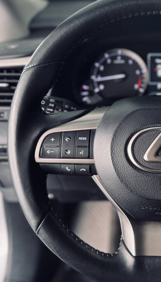 Lexus RX Vehicle Full-screen Gallery Image 11