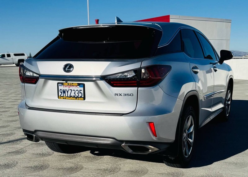 Lexus RX Vehicle Full-screen Gallery Image 06