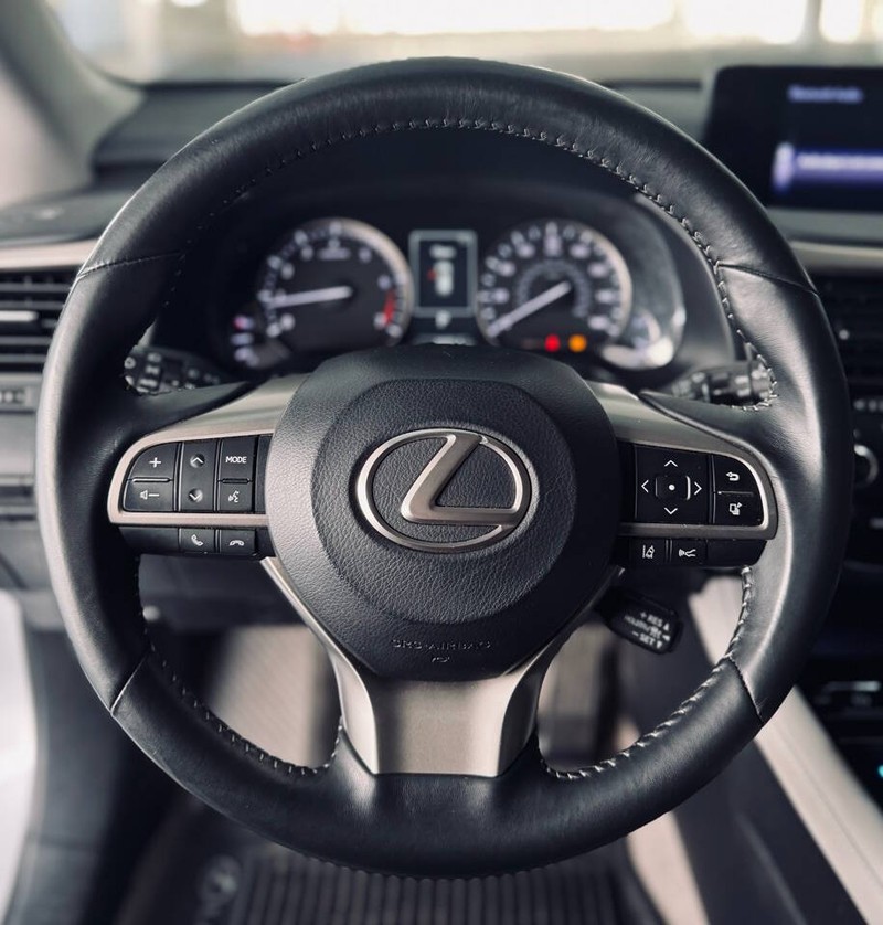 Lexus RX Vehicle Full-screen Gallery Image 14