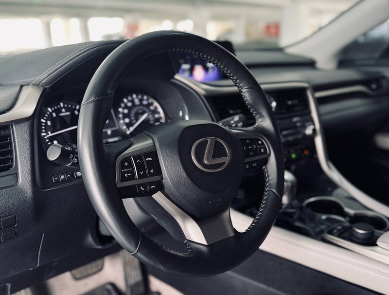 Lexus RX Vehicle Full-screen Gallery Image 19