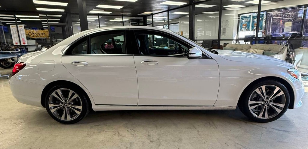 Mercedes-Benz C-Class Vehicle Full-screen Gallery Image 08