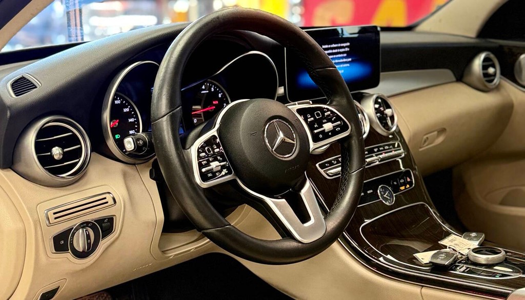 Mercedes-Benz C-Class Vehicle Full-screen Gallery Image 09