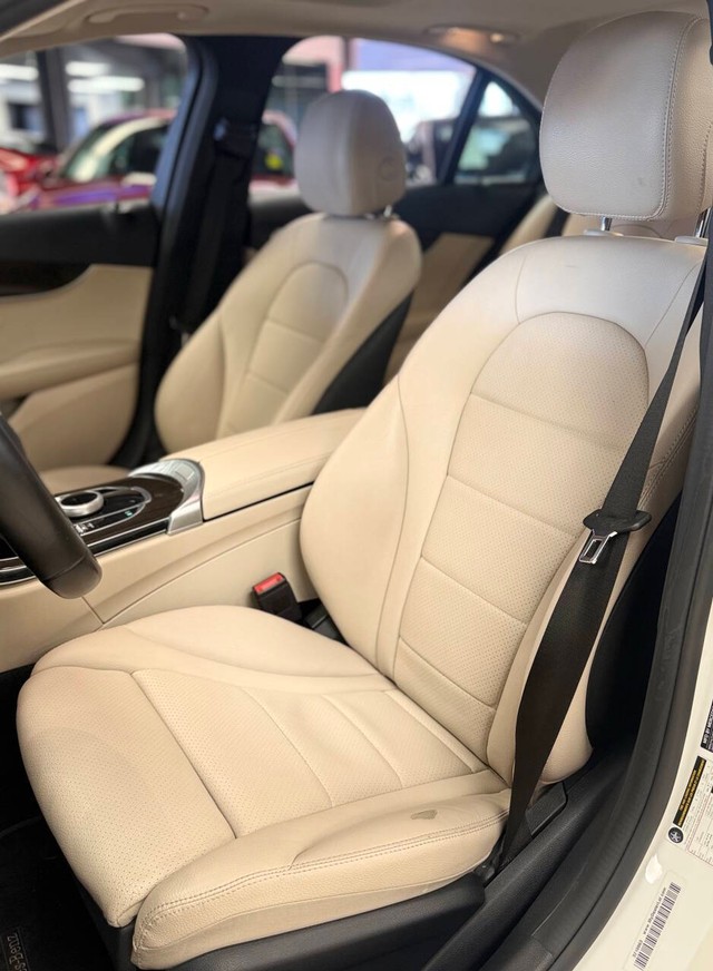 Mercedes-Benz C-Class Vehicle Full-screen Gallery Image 11