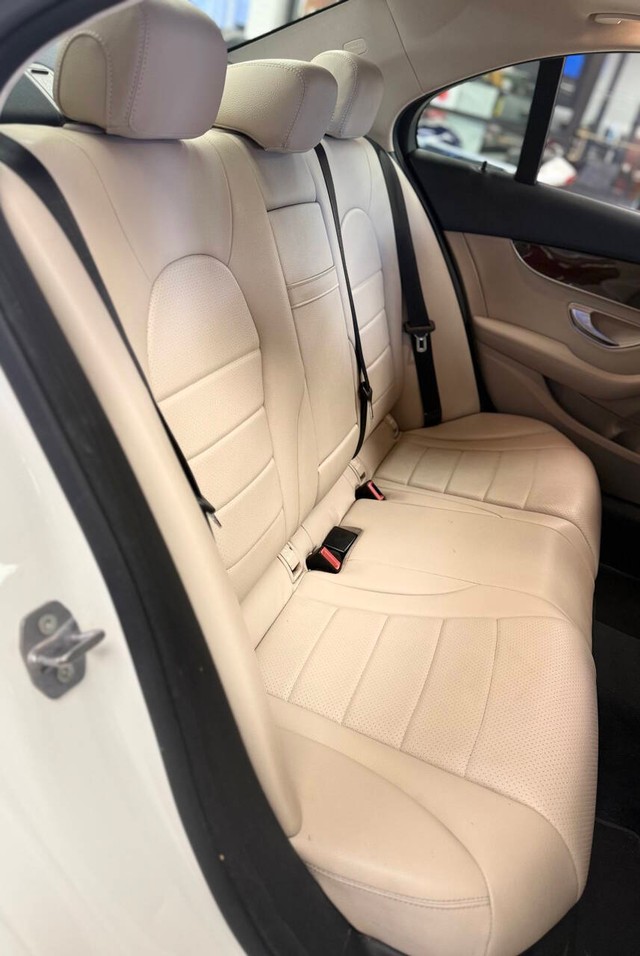 Mercedes-Benz C-Class Vehicle Full-screen Gallery Image 15