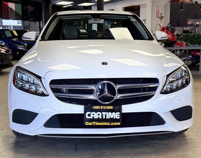 Mercedes-Benz C-Class Vehicle Full-screen Gallery Image 03