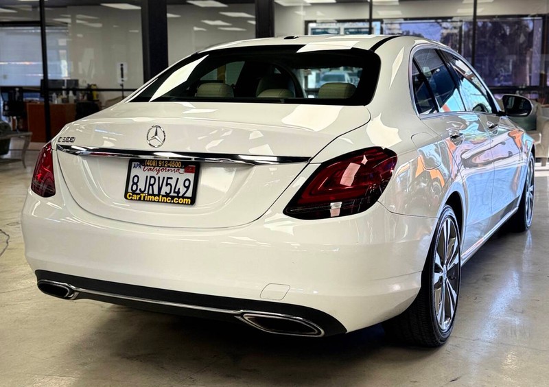 Mercedes-Benz C-Class Vehicle Full-screen Gallery Image 06