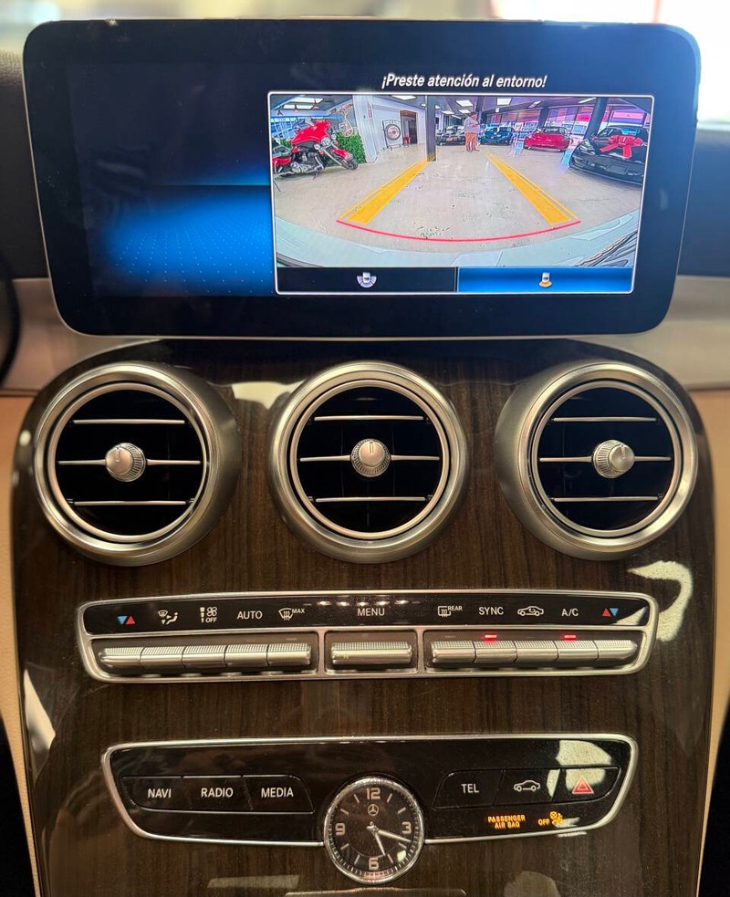 Mercedes-Benz C-Class Vehicle Full-screen Gallery Image 12