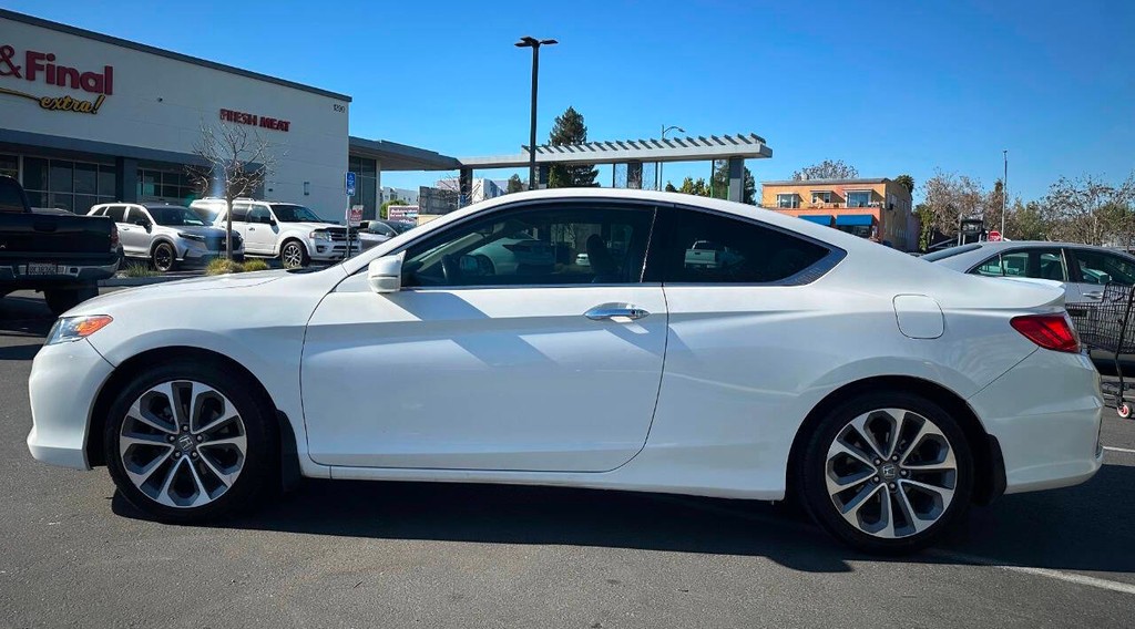 Honda Accord Coupe Vehicle Full-screen Gallery Image 02