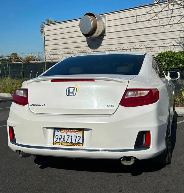 Honda Accord Coupe Vehicle Full-screen Gallery Image 05