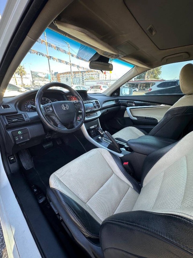 Honda Accord Coupe Vehicle Full-screen Gallery Image 14