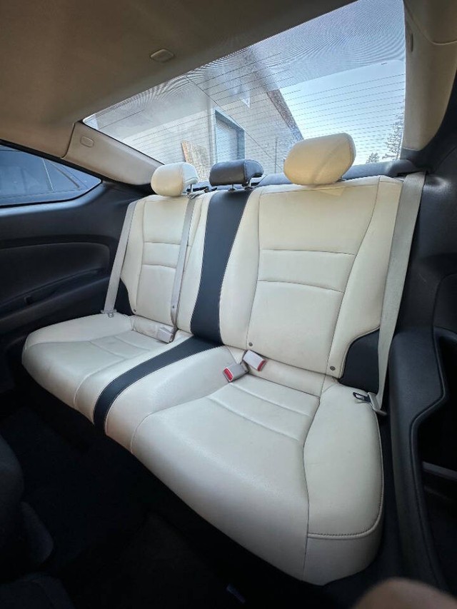 Honda Accord Coupe Vehicle Full-screen Gallery Image 15