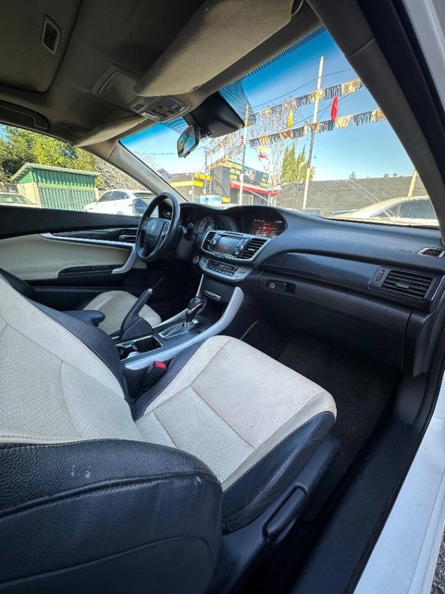 Honda Accord Coupe Vehicle Full-screen Gallery Image 16