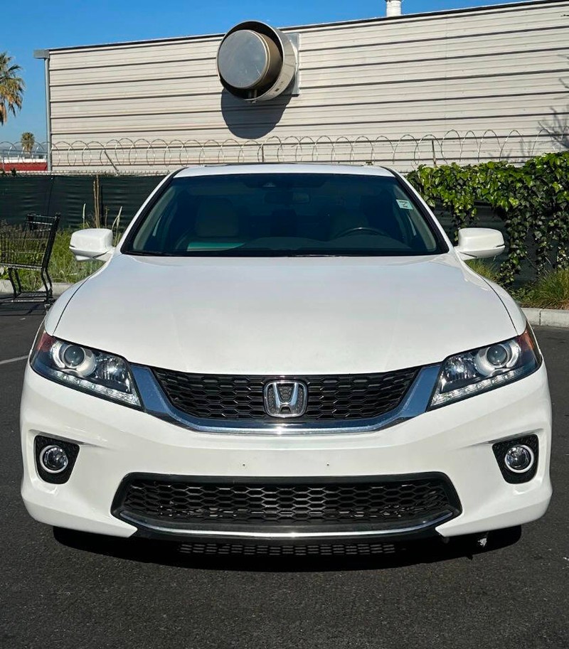 Honda Accord Coupe Vehicle Full-screen Gallery Image 02