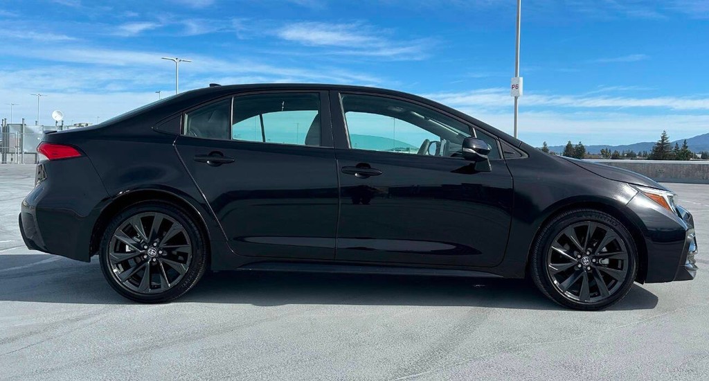 Toyota Corolla Vehicle Full-screen Gallery Image 02