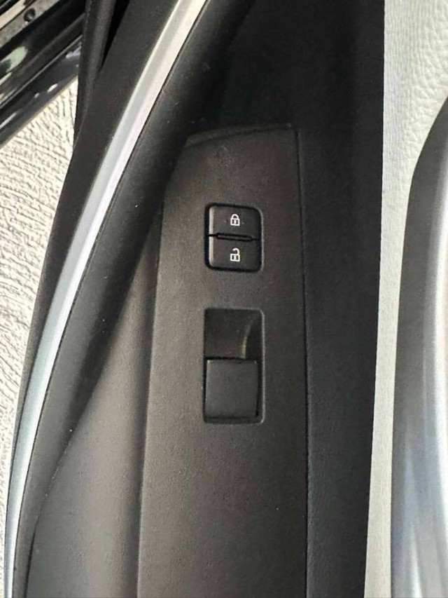 Toyota Corolla Vehicle Full-screen Gallery Image 17