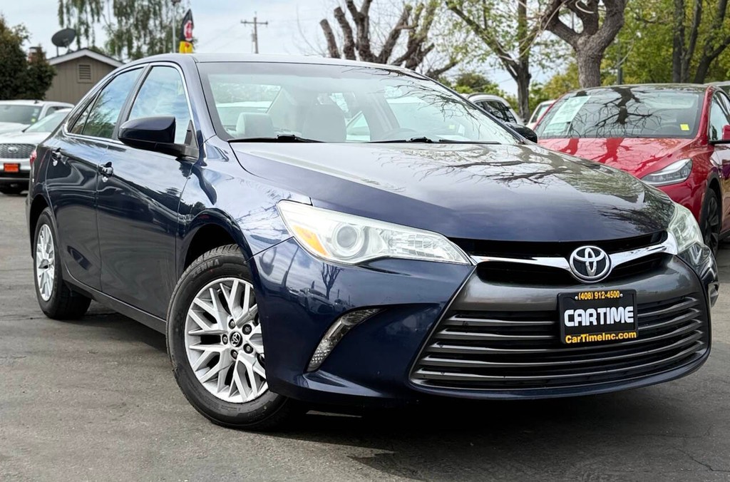 Toyota Camry Vehicle Full-screen Gallery Image 02