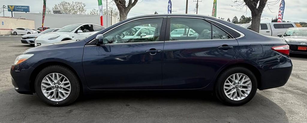 Toyota Camry Vehicle Full-screen Gallery Image 04